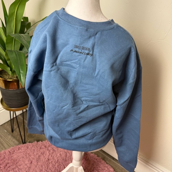 Book Club Two-Tone Sweatshirt with Novel Slogan - Cozy & Stylish - Picture 7 of 8